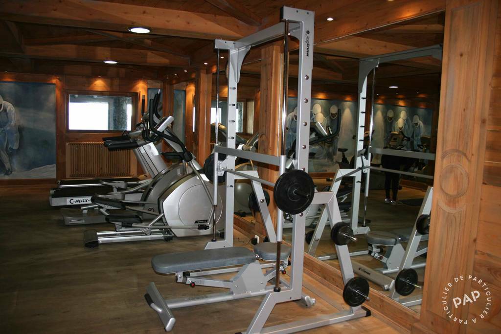 Salle de sport moderne avec équipements de qualité