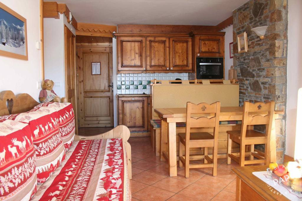 Salon lumineux avec lumière naturelle, sièges confortables et mobilier moderne