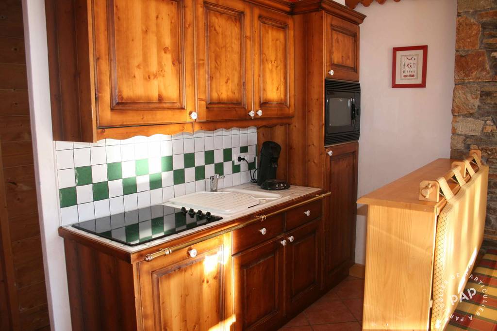 Cuisine bien équipée avec appareils modernes et plan de travail spacieux