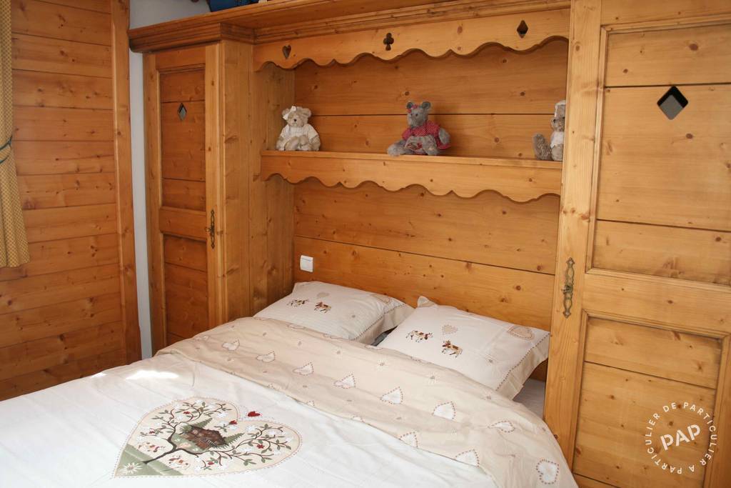 Chambre paisible avec belle lumière naturelle et espace pour l'aménagement des meubles